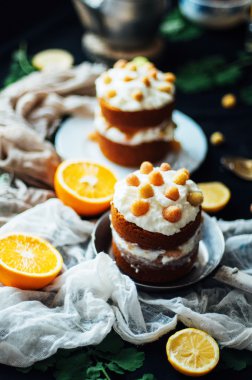 Ahududu kek. Raspberr ile kaplı bir kek closeup