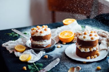 Ahududu kek. Raspberr ile kaplı bir kek closeup