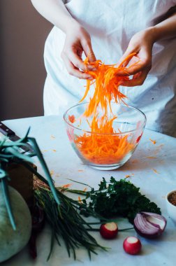 Mutfak kadın sebze salatası için keser. Diyet ve detoks dr