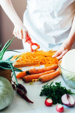 Mutfak kadın sebze salatası için keser. Diyet ve detoks dr