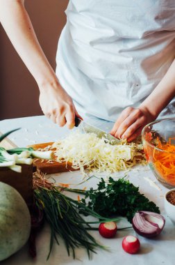 Mutfak kadın sebze salatası için keser. Diyet ve detoks dr