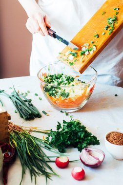 Mutfak kadın sebze salatası için keser. Diyet ve detoks dr