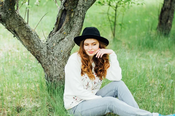 Stylish spring bohemian outfits. Wearing a white sweater and bla — Stock Photo, Image