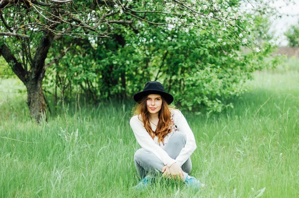 Elegantes trajes bohemios de primavera. Usando un suéter blanco y bla — Foto de Stock