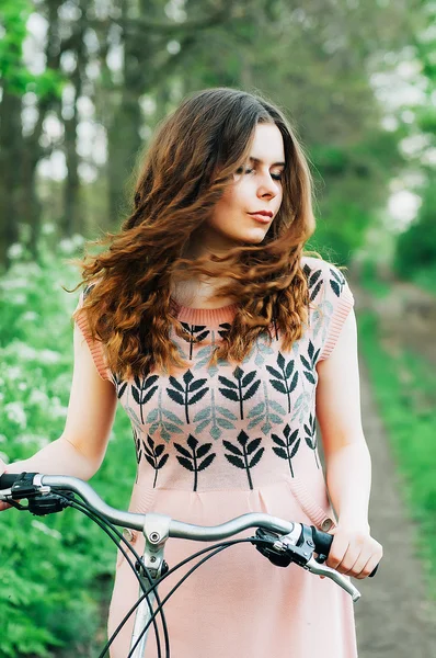 Outdoor fashion portrait of elegant lady standing near hipster b — Stock Photo, Image