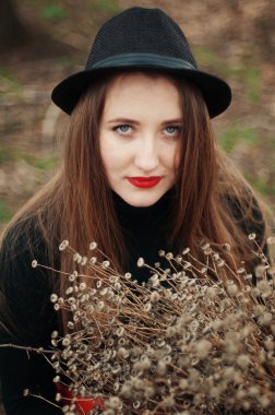 Uzun düz saçlı güzel genç kız makyaj içinde hafif bir