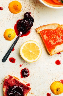 Şeftali ve kiraz reçeli beyaz bir backgro tarih ile ev yapımı sandviçler