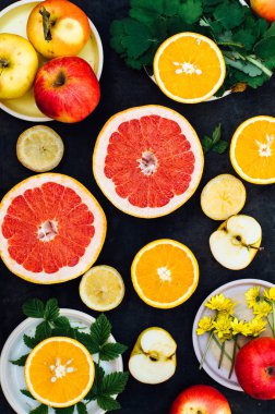 Karışık şenlikli renkli tropikal ve narenciye meyve bla dilimlenmiş