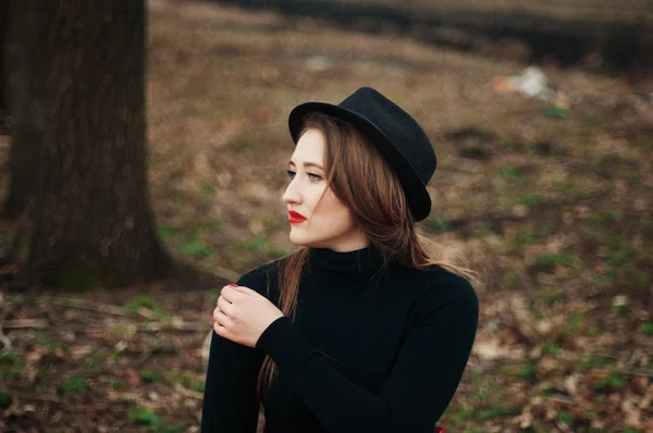 Schönes junges Mädchen mit langen glatten Haaren, leichtes Make-up in einem — Stockfoto