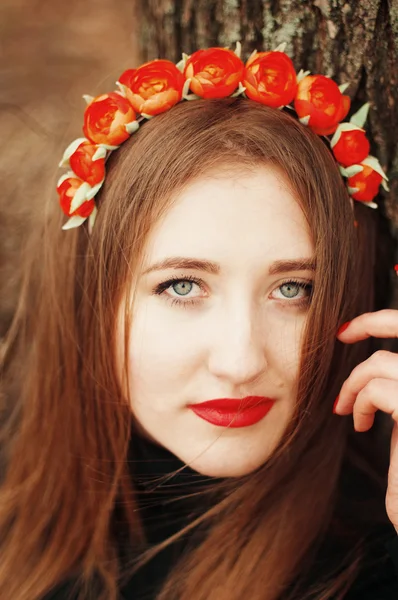 Mooi jong meisje met lang steil haar, lichte make-up in een — Stockfoto