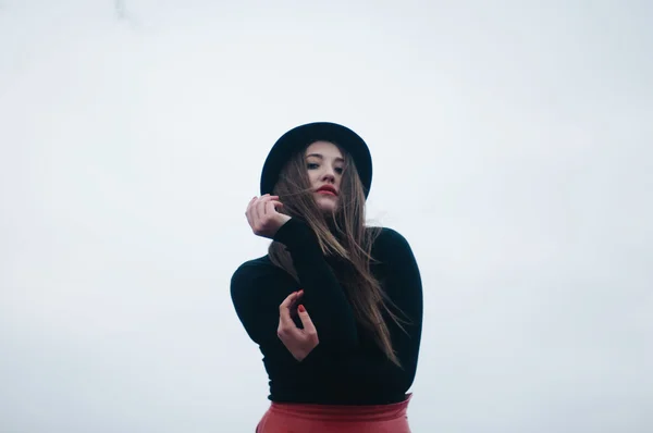 Bella ragazza con lunghi capelli lisci, trucco leggero in un — Foto Stock