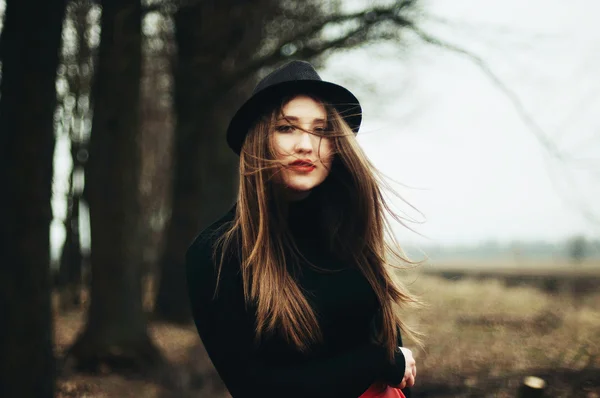 Hermosa joven con el pelo largo y liso, maquillaje ligero en un — Foto de Stock