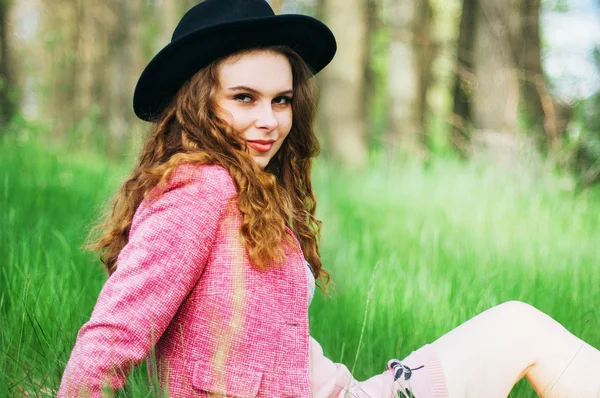 Portrét mladé elegantní žena v růžové sako a černý klobouk. Móda — Stock fotografie