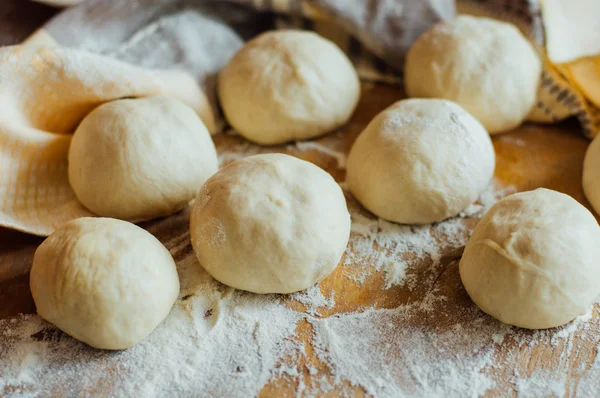 Voorbereiding broodjes brood. Rustieke stijl. Ingrediënten voor de huisgemaakte br — Stockfoto