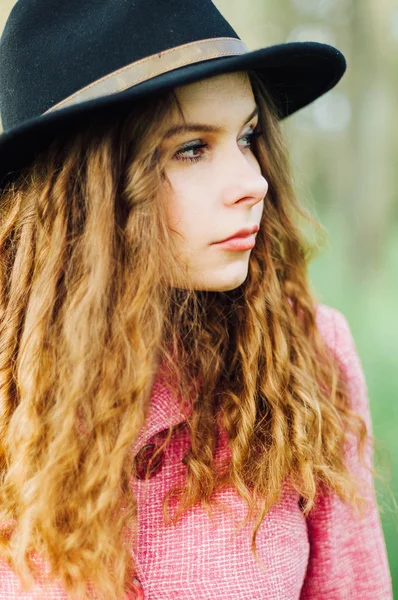 Retrato mujer joven elegante en abrigo rosa y sombrero negro. Moda — Foto de Stock