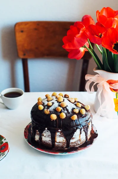 Pedazo de pastel con esmalte de chocolate y frambuesas en el plato en w — Foto de Stock