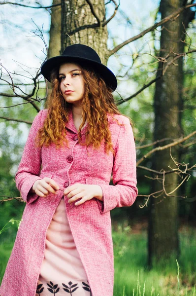 Portrait jeune femme élégante en manteau rose et chapeau noir. Mode — Photo