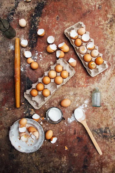 Выпечка торт ингредиенты - миска, мука, яйца, яичные белки пены, например — стоковое фото