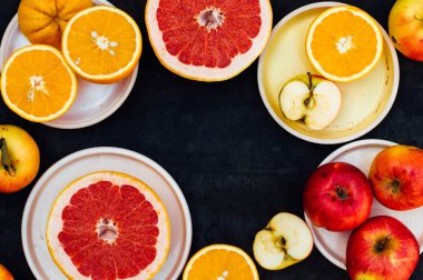 Karışık şenlikli renkli tropikal ve narenciye meyve bla dilimlenmiş