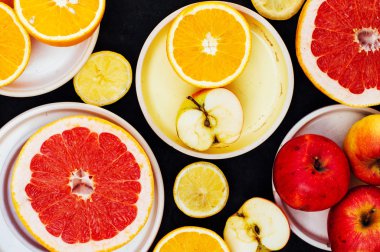 Karışık şenlikli renkli tropikal ve narenciye meyve bla dilimlenmiş