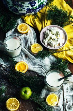 Elma koyu ahşap arka plan üzerinde. Tonlama. Ahşap üzerinde tatlı elma