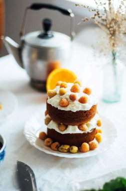 Ahududu kek. Raspberr ile kaplı bir kek closeup