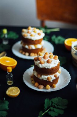 Ahududu kek. Raspberr ile kaplı bir kek closeup