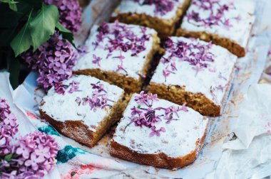 Ev yapımı lezzetli taze vanilya pasta elmalı serpilir