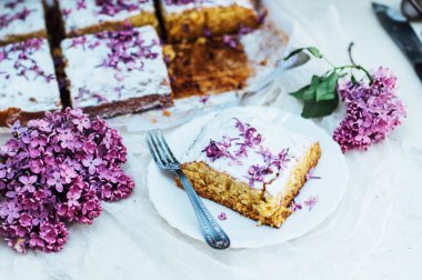 Ev yapımı lezzetli taze vanilya pasta elmalı serpilir