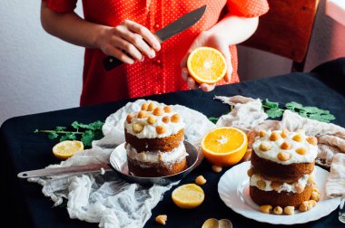 Ahududu kek. Raspberr ile kaplı bir kek closeup