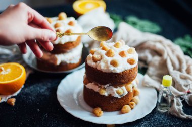 Ahududu kek. Raspberr ile kaplı bir kek closeup