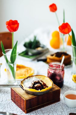 Kırmızı vişne reçelli krep yığını. Withcherry reçel krep. 