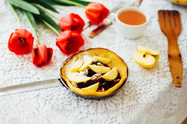 Kırmızı vişne reçelli krep yığını. Withcherry reçel krep. 