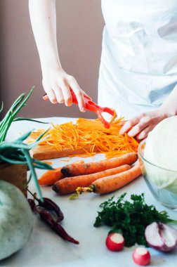 Mutfak kadın sebze salatası için keser. Diyet ve detoks dr