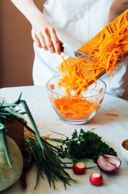 Mutfak kadın sebze salatası için keser. Diyet ve detoks dr