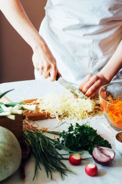 Mutfak kadın sebze salatası için keser. Diyet ve detoks dr