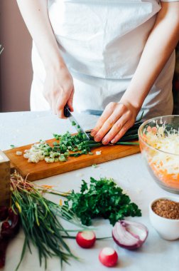 Mutfak kadın sebze salatası için keser. Diyet ve detoks dr