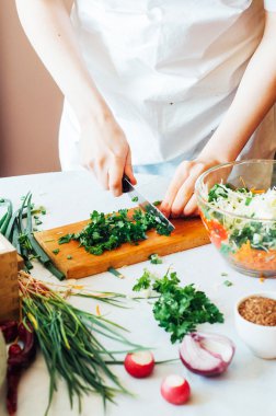 Mutfak kadın sebze salatası için keser. Diyet ve detoks dr