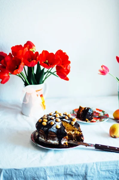 Piece of cake with Chocolate Glaze and raspberries on plate on w — Stock Photo, Image