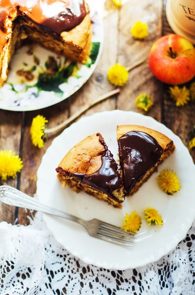 Pastel de chocolate casero tradicional. Estilo rústico y li natural — Foto de Stock