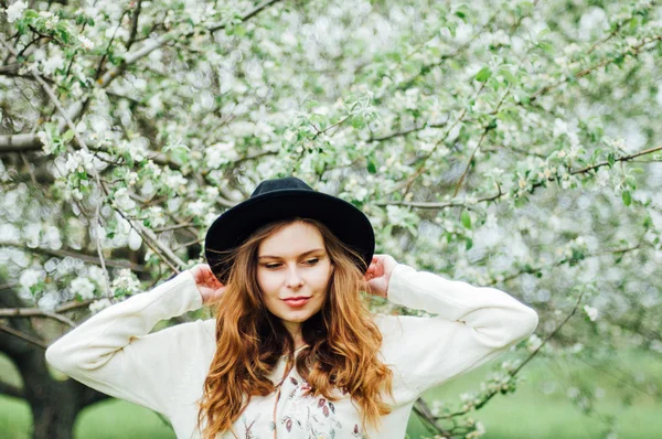 Retrato de moda ao ar livre de senhora elegante em pé perto de bicicleta hipster em vestido rosa elegante. Aproveite e divirta-se dia de primavera no parque com um filtros vsco. Menina bonita com cabelo ondulado grosso longo — Fotografia de Stock