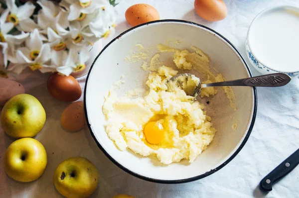 Una mujer prepara una tarta de manzano, los ingredientes para el pastel : — Foto de Stock