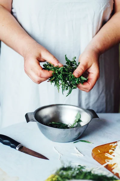 채식주의자 그리고 요리입니다. 여자의 손을 잘라 녹색 야채, 준비 — 스톡 사진