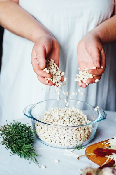 Vegetarian dan memasak. Wanita tangan memotong sayuran hijau, siap — Stok Foto