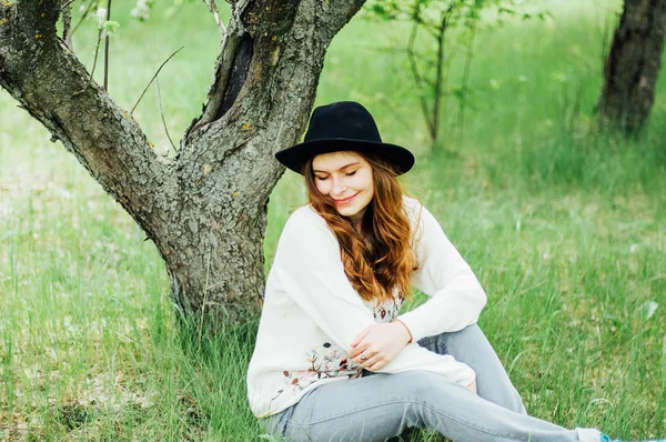 Retrato de moda al aire libre de la señora elegante de pie cerca de la bicicleta hipster en vestido elegante rosa. Disfruta y diviértete el día de primavera en el parque con filtros vsco. Hermosa chica con el pelo largo y grueso ondulado — Foto de Stock