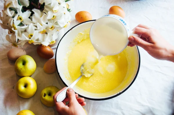 Une femme prépare un pommier à tarte, les ingrédients du gâteau : — Photo