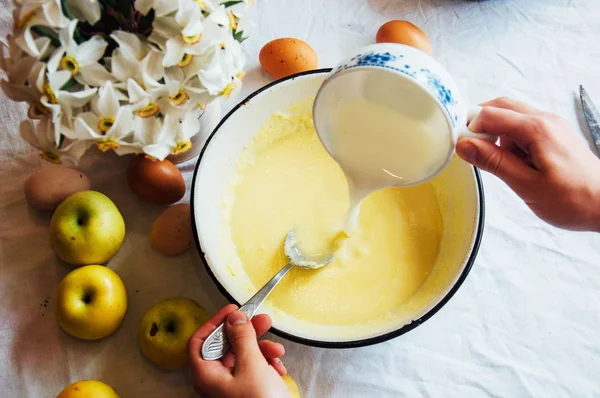 Una mujer prepara una tarta de manzano, los ingredientes para el pastel : — Foto de Stock