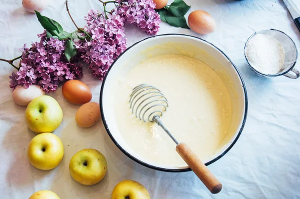 Uma mulher prepara uma torta de maçã, os ingredientes para o bolo : — Fotografia de Stock