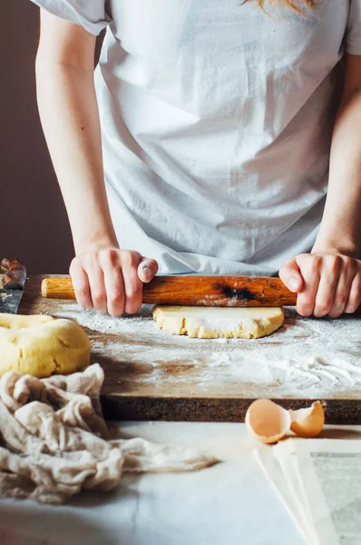 Schritte der Zubereitung sandiger Kuchen mit Kirschfüllung: Mischen — Stockfoto