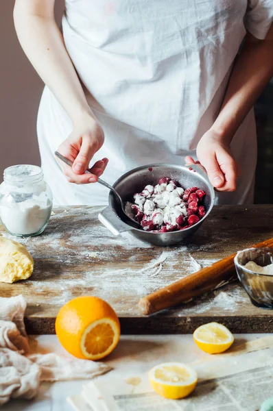 Schritte der Zubereitung sandiger Kuchen mit Kirschfüllung: Mischen — Stockfoto